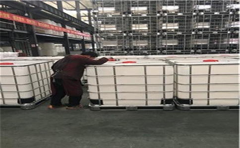 實拍員工裝噸桶螺絲